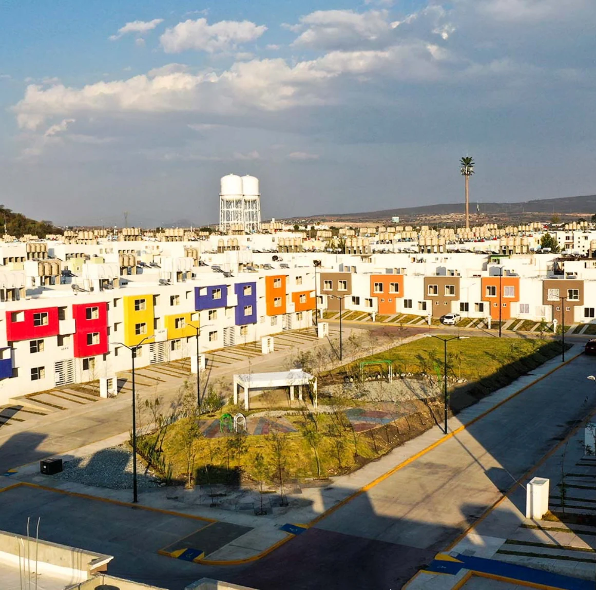 500 casas habitación en Corregidora, Qro. — departamentos de 55 m², unifamiliares de 67 m², dúplex de 65 m² y casas de dos pisos de 90 m².